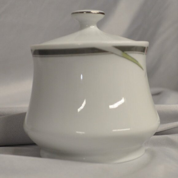 Silverie 12 oz vintage Iris sugar bowl with lid porcelain? (219w) - Picture 6 of 12